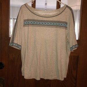 Crew neck tee with embroidered trim